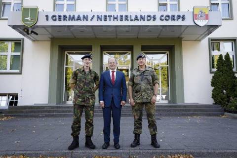 News Bilder des Tages Bundesfinanzminister Olaf Scholz (M), SPD, wird von Brigadegeneral Dieter Meyerhoff (r) und Major General Michiel van der Laan (l) beim I. Deutsch-Niederlaendischen Corps begruesst, 18.09.2018, Muenster. Muenster Germany Copyright: xIngaxKjerx