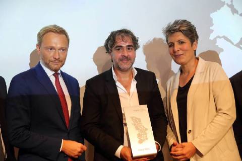 Christian Lindner (FDP), M100 Media Award Preisträger Deniz Yücel (Die Welt) und Ines Pohl (Chefredakteurin Deutsche Welle), v.l., bei Verleihung des M100 Media Award im Potsdam Museum in Potsdam, 18. September 2018. M100 Media Award