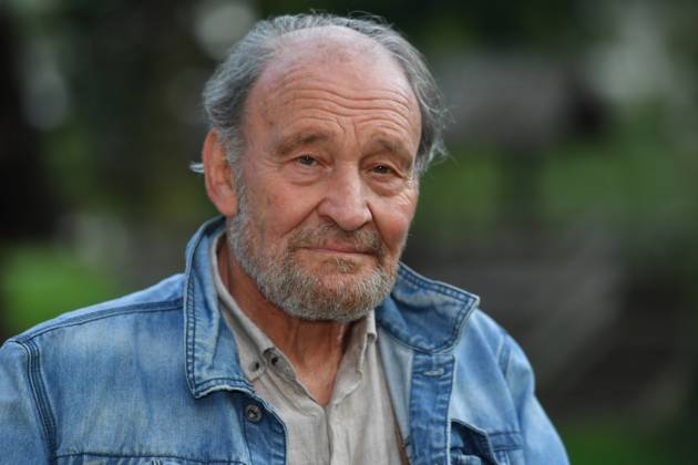 Michael MENDL spielt die Rolle des Franz Gentner-stolzer Patriarch der Familienbrennerei, Einzelbild,angeschnittenes Einzelmotiv, Portraet,Portrait,Porträt. Pressetermin am Set: WATZMANN ERMITTELT , am 19.09.2018 in der Enzian Brennerei Grassl in Berchtesgaden,