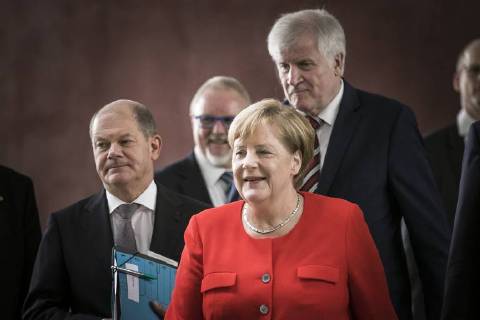 Bundesfinanzminister Olaf Scholz (L), SPD, Bundeskanzlerin Angela Merkel (M), CDU und Bundesinnenminister Horst Seehofer (R), CSU, aufgenommen vor einer Pressekonferenz nach dem Wohngipfel im Bundeskanzleramt. Berlin, 21.09.2018. Berlin Deutschland