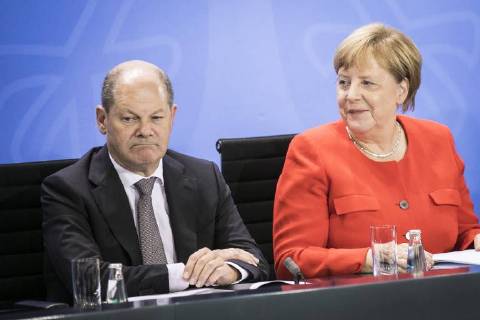 Bundesfinanzminister Olaf Scholz (L), SPD, und Bundeskanzlerin Angela Merkel, CDU, aufgenommen im Rahmen einer Pressekonferenz nach dem Wohngipfel im Bundeskanzleramt. Berlin, 21.09.2018. Berlin Deutschland