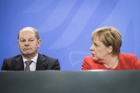 Bundesfinanzminister Olaf Scholz (L), SPD, und Bundeskanzlerin Angela Merkel, CDU, aufgenommen im Rahmen einer Pressekonferenz nach dem Wohngipfel im Bundeskanzleramt. Berlin, 21.09.2018. Berlin Deutschland