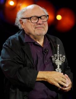 epa07039816 US actor and film director Danny DeVito poses for the photographers after receiving the Donostia Award in tribute to his film career during the 66th edition of San Sebastian international Film Festival (SSIFF), in San Sebastian, Basque Country, northern Spain, 22 September 2018. The SSIFF will be held from 21 to 29 September 2018. 66th San Sebastian International Film Festival !ACHTUNG: NUR REDAKTIONELLE NUTZUNG!  Copyright: xJuanxHerrerox SSFF101 20180922-636732450321121331