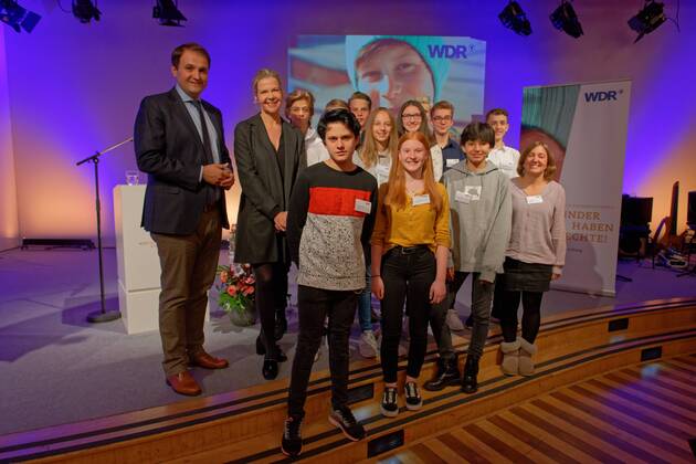 Verleihung des WDR-Kinderrechtepreises 2018. Der WDR-Kinderrechtepreis wurde dieses Jahr zum 12. Mal vergeben. Im Bild die Klasse 8b der Friedrich-Albert-Lange-Schule in Solingen, die den zweiten Preis in Höhe von 2.000 Euro für ihre Patenschaft für das Kinderhospiz in Burgholz zuerkannt bekamen. Laudator war der Staatssekretär und Chef der Staatskanzlei des Landes Nordrhein-Westfalen Nathanael Liminski (links neben der WDR-Hörfunk-Direktorin Valerie Weber. Köln Nordrhein-Westfalen Deutschland