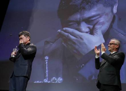 Japanese director Hirokazu Koreeda (L) receives the Donostia Award to his career during the 66th San Sebastian Film Festival gala, at the Victoria Eugenia Theater, in San Sebastian, Basque Country, Spain, 23 September 2018. San Sebastian Film Festival !ACHTUNG: NUR REDAKTIONELLE NUTZUNG!  Copyright: xJuanxHerrerox SSB01 20180923-636733393690260043