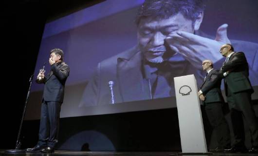 Japanese director Hirokazu Koreeda (L) receives the Donostia Award to his career during the 66th San Sebastian Film Festival gala, at the Victoria Eugenia Theater, in San Sebastian, Basque Country, Spain, 23 September 2018. San Sebastian Film Festival !ACHTUNG: NUR REDAKTIONELLE NUTZUNG!  Copyright: xJuanxHerrerox SSB02 20180923-636733393699322547