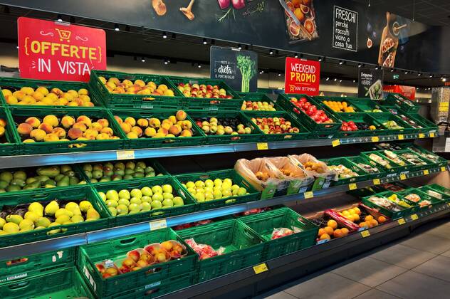 Die Hofer-Mutter Aldi Sued plant 2018 die Eroeffnung von 45 Supermaerkten in Italien. 880 Personen wurden bereits in Italien angestellt, 1.500 sollen es insgesamt werden. Zehn Supermaerkte wurden bereits in norditalienischen Ortschaften, darunter Peschiera del Garda, Piacenza, Rovereto und Trient eroeffnet. Im Hauptquartier von Aldi Italien (Verona) sind 268 Personen angestellt. Im Logistikzentrum in Oppeano (nahe Verona) sind weitere 618 Personen beschaeftigt. Die Koordination des Markteintritts in Italien wie auch die Betreuung des neuen Ziellandes erfolgt durch die oesterreichische Hofer KG. Foto: Aldi Discounter Markt in Roveretto. Obst und Gemuese - Abteilung