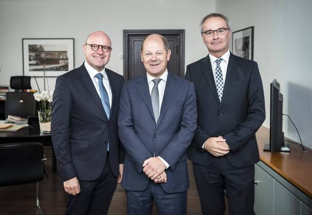 News Bilder des Tages Bundesfinanzminister Olaf Scholz (M), SPD, trifft Markus Lewe (L) und Helmut Dedy (R) vom Deutschen Staedtetag im BMF. Berlin, 24.09.2018. Berlin Germany