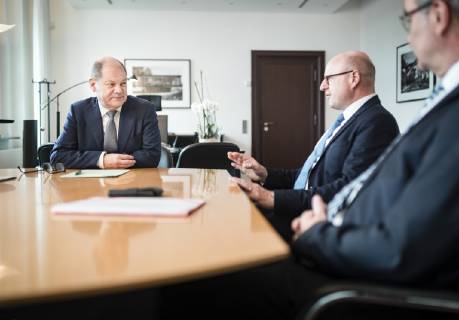 Bundesfinanzminister Olaf Scholz (L), SPD, trifft Markus Lewe (M) und Helmut Dedy (R) vom Deutschen Staedtetag im BMF. Berlin, 24.09.2018. Berlin Germany