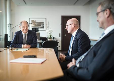 Bundesfinanzminister Olaf Scholz (L), SPD, trifft Markus Lewe (M) und Helmut Dedy (R) vom Deutschen Staedtetag im BMF. Berlin, 24.09.2018. Berlin Germany
