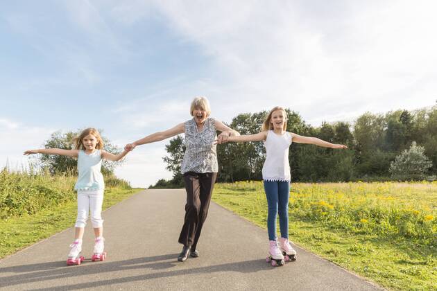 Grandmother and granddaughters roller skating model released Symbolfoto  NMSF00146
