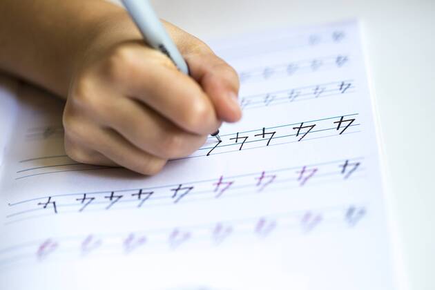IMAGO Creative: Gesellschaft, Schule, Schulanfang Hand of little girl writing numbers in exercise book, close-up model released Symbolfoto  JFEF00894