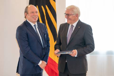 Hanz Zimmer, Frank-Walter Steinmeier;Vergabe Bundesverdienstkreuz durch den Bundespräsidenten Frank-Walter Steinmeier an insgesamt 29 Persönlichkeiten im Schloss Bellevue - Verdienstorden der Bundesrepublik Deutschland, Berlin Berlin Deutschland Schloss Bellevue