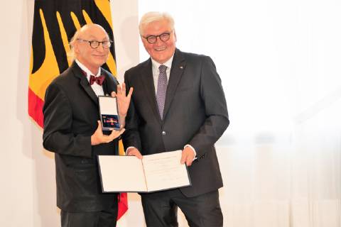 Otto Waalkes, Frank-Walter Steinmeier;Vergabe Bundesverdienstkreuz durch den Bundespräsidenten Frank-Walter Steinmeier an insgesamt 29 Persönlichkeiten im Schloss Bellevue - Verdienstorden der Bundesrepublik Deutschland, Berlin Berlin Deutschland Schloss Bellevue