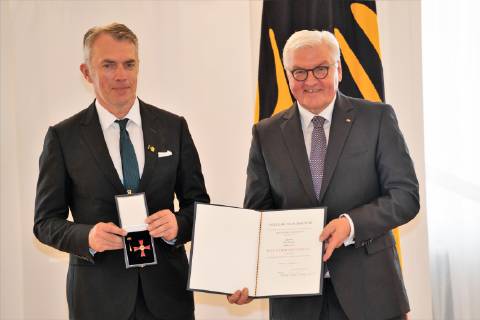 Neo Rauch, Frank-Walter Steinmeier;Vergabe Bundesverdienstkreuz durch den Bundespräsidenten Frank-Walter Steinmeier an insgesamt 29 Persönlichkeiten im Schloss Bellevue - Verdienstorden der Bundesrepublik Deutschland, Berlin Berlin Deutschland Schloss Bellevue
