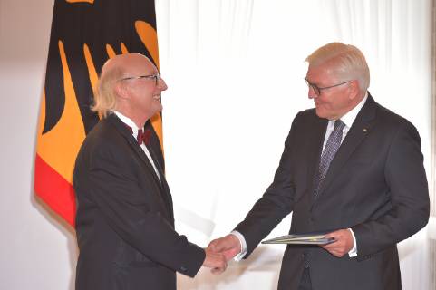 Otto Waalkes, Bundespraesidenten Frank-Walter Steinmeier bei der Verleihung des Verdienstordens fuer besondere Leistungen zum Tag der Deutschen Einheit im Schloss Bellevue in Berlin am 02.10.2018