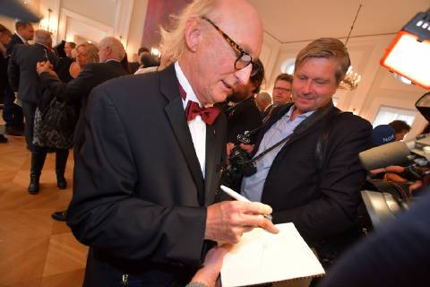 Otto Waalkes gibt Autogramme bei der Verleihung des Verdienstordens fuer besondere Leistungen zum Tag der Deutschen Einheit im Schloss Bellevue in Berlin am 02.10.2018