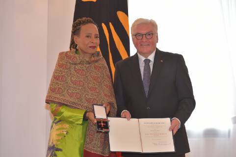 Jocelyn Bernadette Smith, Bundespraesident Frank-Walter Steinmeier bei der Verleihung des Verdienstordens fuer besondere Leistungen zum Tag der Deutschen Einheit im Schloss Bellevue in Berlin am 02.10.2018
