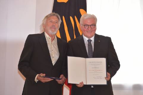 Christian Brueckner (Synchronstimme von Robert de Niro), Bundespraesident Frank-Walter Steinmeier bei der Verleihung des Verdienstordens fuer besondere Leistungen zum Tag der Deutschen Einheit im Schloss Bellevue in Berlin am 02.10.2018