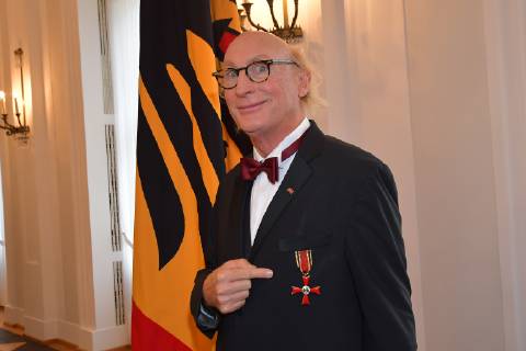 Otto Waalkes mit Orden bei der Verleihung des Verdienstordens fuer besondere Leistungen zum Tag der Deutschen Einheit im Schloss Bellevue in Berlin am 02.10.2018