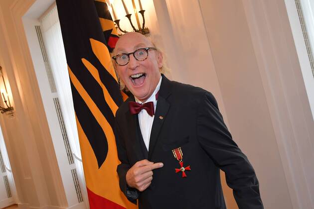 Otto Waalkes mit Orden bei der Verleihung des Verdienstordens fuer besondere Leistungen zum Tag der Deutschen Einheit im Schloss Bellevue in Berlin am 02.10.2018
