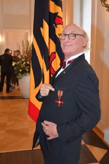 Otto Waalkes mit Orden bei der Verleihung des Verdienstordens fuer besondere Leistungen zum Tag der Deutschen Einheit im Schloss Bellevue in Berlin am 02.10.2018