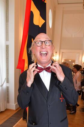 Otto Waalkes mit Orden bei der Verleihung des Verdienstordens fuer besondere Leistungen zum Tag der Deutschen Einheit im Schloss Bellevue in Berlin am 02.10.2018