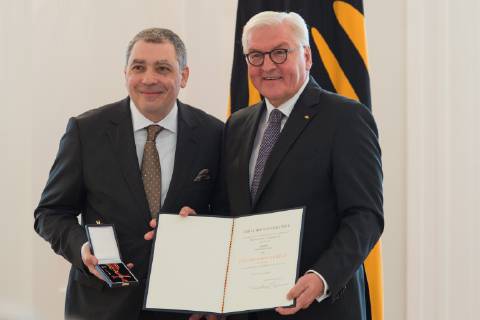 Berlin GER, Berlin, Ordensverleihung, Kultur verbindet, im Schloss Bellevue Berlin v.l. Christian Bau - Koch, Frank Walter Steinmeier - Bundespraesident , Ordensverleihung - Verdienstorden der Bundesrepublik Deutschland, 02.10.2018, Copyright: xUwexKoch xEibner-Pressefotox EP_ukh