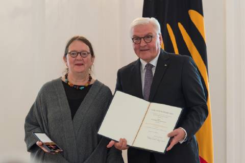 Berlin GER, Berlin, Ordensverleihung, Kultur verbindet, im Schloss Bellevue Berlin v.l. Anne Birkenhauer - Molad, Frank Walter Steinmeier , Ordensverleihung - Verdienstorden der Bundesrepublik Deutschland, 02.10.2018, Copyright: xUwexKoch xEibner-Pressefotox EP_ukh