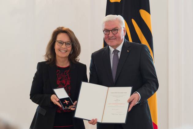 Berlin GER, Berlin, Ordensverleihung, Kultur verbindet, im Schloss Bellevue Berlin v.l. Caroline Link , Frank Walter Steinmeier, Ordensverleihung - Verdienstorden der Bundesrepublik Deutschland, 02.10.2018, Copyright: xUwexKoch xEibner-Pressefotox EP_ukh