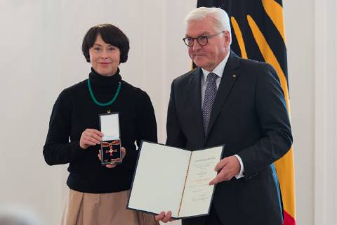 Berlin GER, Berlin, Ordensverleihung, Kultur verbindet, im Schloss Bellevue Berlin v.l. Kathrin Ollroge - Fotokuenstlerin , Frank Walter Steinmeier, Ordensverleihung - Verdienstorden der Bundesrepublik Deutschland, 02.10.2018, Copyright: xUwexKoch xEibner-Pressefotox EP_ukh