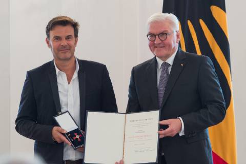 Berlin GER, Berlin, Ordensverleihung, Kultur verbindet, im Schloss Bellevue Berlin v.l. Francois Ozon - Regisseur, Frank Walter Steinmeier, Ordensverleihung - Verdienstorden der Bundesrepublik Deutschland, 02.10.2018, Copyright: xUwexKoch xEibner-Pressefotox EP_ukh