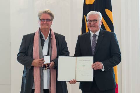 Berlin GER, Berlin, Ordensverleihung, Kultur verbindet, im Schloss Bellevue Berlin v.l. Heike Preiss, Frank Walter Steinmeier, Ordensverleihung - Verdienstorden der Bundesrepublik Deutschland, 02.10.2018, Copyright: xUwexKoch xEibner-Pressefotox EP_ukh