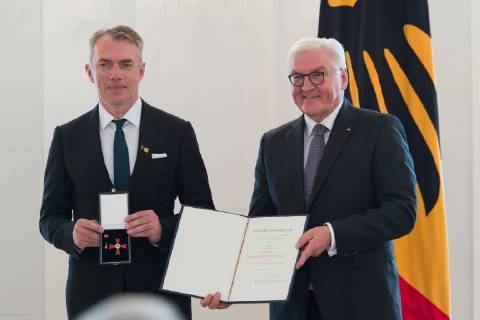 Berlin GER, Berlin, Ordensverleihung, Kultur verbindet, im Schloss Bellevue Berlin v.l. Neo Rauch, Frank Walter Steinmeier, Ordensverleihung - Verdienstorden der Bundesrepublik Deutschland, 02.10.2018, Copyright: xUwexKoch xEibner-Pressefotox EP_ukh