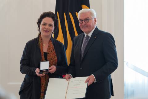 Berlin GER, Berlin, Ordensverleihung, Kultur verbindet, im Schloss Bellevue Berlin v.l. Prof Tabea Zimmermann, Frank Walter Steinmeier, Ordensverleihung - Verdienstorden der Bundesrepublik Deutschland, 02.10.2018, Copyright: xUwexKoch xEibner-Pressefotox EP_ukh