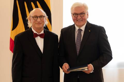 Otto Waalkes, Frank-Walter Steinmeier;Vergabe Bundesverdienstkreuz durch den Bundespräsidenten Frank-Walter Steinmeier an insgesamt 29 Persönlichkeiten im Schloss Bellevue - Verdienstorden der Bundesrepublik Deutschland, Berlin Berlin Deutschland Schloss Bellevue
