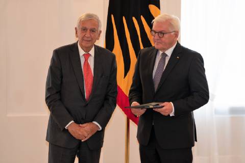 Prof. Dr. Michael Naumann, Kulturstaatsminister d.D.;Vergabe Bundesverdienstkreuz durch den Bundespräsidenten Frank-Walter Steinmeier an insgesamt 29 Persönlichkeiten im Schloss Bellevue - Verdienstorden der Bundesrepublik Deutschland, Berlin Berlin Deutschland Schloss Bellevue