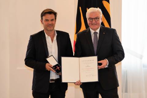 Regisseur Francois Ozon Francois Ozon;Vergabe Bundesverdienstkreuz durch den Bundespräsidenten Frank-Walter Steinmeier an insgesamt 29 Persönlichkeiten im Schloss Bellevue - Verdienstorden der Bundesrepublik Deutschland, Berlin Berlin Deutschland Schloss Bellevue