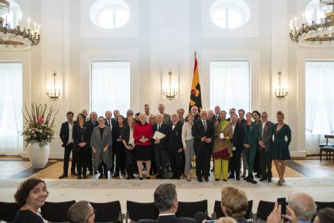 Bundespraesident Frank-Walter Steinmeier (11R) und seine Frau Buedenbender (13R) posieren fuer ein Gruppenfoto mit den Empfaenger des Verdienstkreuzes des Verdienstordens der Bundesrepublik Deutschland im Schloss Bellevue in Berlin am 2. Oktober 2018. Verleihung von Verdienstorden in Berlin