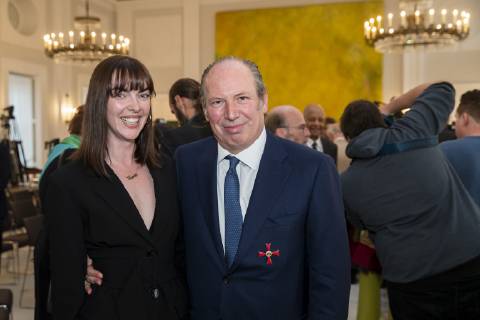 Hans Zimmer (R) posiert fuer ein Bild nach der Verleihung des Verdienstkreuzes des Verdienstordens der Bundesrepublik Deutschland im Schloss Bellevue in Berlin am 2. Oktober 2018. Verleihung von Verdienstorden in Berlin
