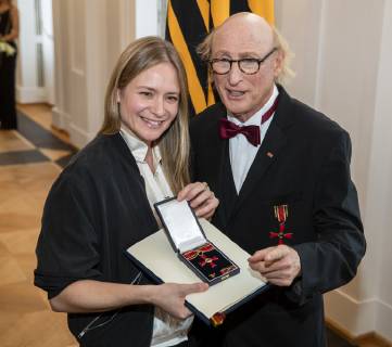 Julia Jentsch (L) und Otto Waalkes (R) posiert fuer ein Bild mit dem Verdienstkreuz des Verdienstordens der Bundesrepublik Deutschland im Schloss Bellevue in Berlin am 2. Oktober 2018. Verleihung von Verdienstorden in Berlin