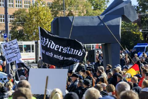 Anti-Asyl Demo in Cottbus DEU Brandenburg Cottbus: Â Der eng mit der AfD verbundene Golßener Verein -Zukunft Heimat- musste sich am Mittwoch bei einer Demonstration gegen die Flüchtlingsaufnahme mit weniger Teilnehmern zufrieden geben als bisher. Einige Hundert Menschen waren auf den Stadthallenvorplatz gekommen, wo ein grau gestrichenes trojanisches Pferd aus Styropor aufgestellt worden war. Der Verein machte diesmal keine eigenen öffentlichen Angaben über die vermeintliche Teilnehmerzahl. Anfang des Jahres hatten sich an solchen Veranstaltungen des Vereins noch 2500 bis 3000 Menschen beteiligt. Wie bei vorangegangenen Kundgebungen von -Zukunft Heimat- befanden sich auch am Mittwoch in Cottbus unter den Versammelten Rechtsextremisten, Mitglieder der vom Verfassungsschutz beobachteten -Identitären Bewegung- und Reichsbürger.