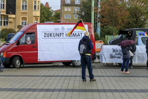 Anti-Asyl Demo in Cottbus DEU Brandenburg Cottbus: Â Der eng mit der AfD verbundene Golßener Verein -Zukunft Heimat- musste sich am Mittwoch bei einer Demonstration gegen die Flüchtlingsaufnahme mit weniger Teilnehmern zufrieden geben als bisher. Einige Hundert Menschen waren auf den Stadthallenvorplatz gekommen, wo ein grau gestrichenes trojanisches Pferd aus Styropor aufgestellt worden war. Der Verein machte diesmal keine eigenen öffentlichen Angaben über die vermeintliche Teilnehmerzahl. Anfang des Jahres hatten sich an solchen Veranstaltungen des Vereins noch 2500 bis 3000 Menschen beteiligt. Wie bei vorangegangenen Kundgebungen von -Zukunft Heimat- befanden sich auch am Mittwoch in Cottbus unter den Versammelten Rechtsextremisten, Mitglieder der vom Verfassungsschutz beobachteten -Identitären Bewegung- und Reichsbürger.