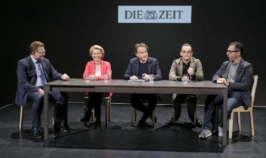 News Themen der Woche KW 40 News Bilder des Tages Bundesaussenminister Heiko Maas, SPD, nimmt im Rahmen des Hamburger Theater Festival an der Veranstaltung - Chor des Hasses - teil. Hier mit Dr. Andreas Hollstein, Buergermeister von Altena, Bundesverteidigungsministerin Ursula von der Leyen, CDU, Journalist Giovanni di Lorenzo, Bundesaussenminister Heiko Maas, SPD und Cem Oezdemir, Die Gruenen. Hamburg, 07.10.2018 Hamburg Deutschland