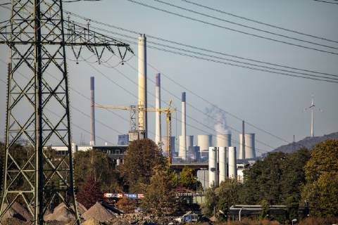 Blick auf die Halde Scholven mit dem EON Kohlekraftwerk Scholven, Gelsenkirchen,