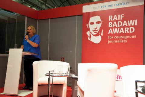 Sabine Leutheusser-Schnarrenberger hält eine Ansprache anlässlich der Vergabe Raif Badawi Award for courageous journalists;70. Frankfurter Buchmesse - Frankfurt Messe Beyond words - tbm19 - Erster Messetag für Fachbesucher Fachpublikum, Frankfurt Hessen Deutschland Messegelände