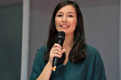 Pinar Atalay hält die Laudation zur Vergabe Raif Badawi Award for courageous journalists;70. Frankfurter Buchmesse - Frankfurt Messe Beyond words - tbm19 - Erster Messetag für Fachbesucher Fachpublikum, Frankfurt Hessen Deutschland Messegelände