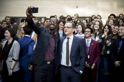News Themen der Woche KW41 News Bilder des Tages Bundesaussenminister Heiko Maas, SPD, zusammen mit PASCH Stipendiaten, anlaesslich der 10 Jahre Initiative PASCH in Berlin. 12.10.2018. Berlin Deutschland Copyright: xFelixxZahnx