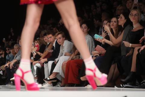 Entertainment Bilder der Woche KW41 Entertainment Bilder des Tages MOSCOW, RUSSIA - OCTOBER 13, 2018: A model showcases creations during a runway show for the Spring Summer 2019 collection by the Masha Kraft brand as part of the Mercedes-Benz Fashion Week Russia at the Manege Central Exhibition Hall. Vyacheslav Prokofyev TASS  TS093A3D