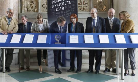 Members of jury of the Planeta Award Alberto Blecua (2L), Fernando Delgado (L), Juan Eslava Galán (3R), Pere Gimferrer (2R), Carmen Posadas (3L), Rosa Regas (4R) and Belen Lopez (R), and jury s president, Jose Creuheras (4L), pose with the 10 finalist novels a day before their deliberation in Barcelona, Spain, 14 October 2018. The Planeta Award is a Spanish literary prize that has been presented since 1952 by the publisher Planeta Group to an original novel written in Spanish. Planeta Literary Award !ACHTUNG: NUR REDAKTIONELLE NUTZUNG! Copyright: xAndreuxDalmaux GRAF6498 20181014-636751248705413464